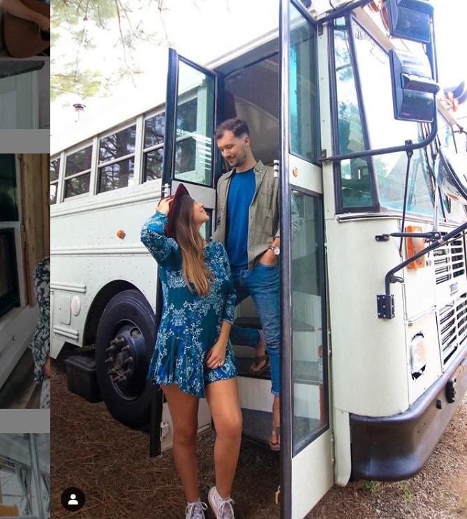 Și-au semnat demisiile, și-au luat câinii și au pornit în jurul lumii, într-un vechi autobuz școlar! Cum reușesc cei doi să își finanțeze aventura