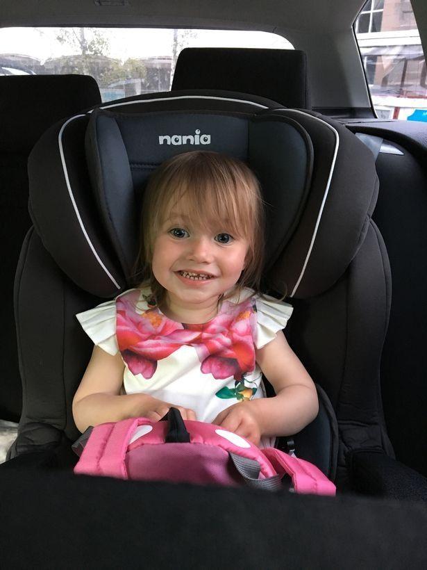 O fetiță de trei ani a mers la un bal de absolvire, iar motivul este sfâșietor! „A spus că arată ca o prințesă”