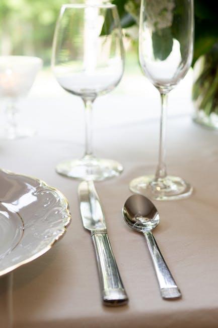 Știai că bărbatul este cel care intră primul într-un restaurant? Reguli de bun simți atunci când ieși în oraș