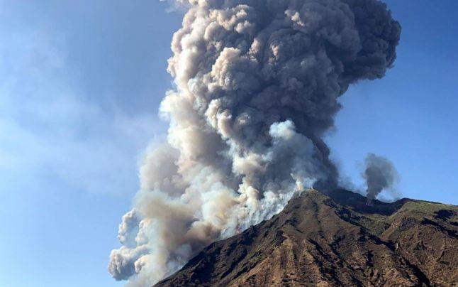 Vulcanul Stromboli a erupt. 70 de persoane au fost evacuate pe mare