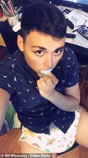 Ziua predă biologie elevilor de liceu, seara își pune scutece și se poartă ca un bebeluș. Spune că doar așa poate uita de abuzul suferit în copilărie