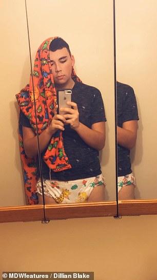 Ziua predă biologie elevilor de liceu, seara își pune scutece și se poartă ca un bebeluș. Spune că doar așa poate uita de abuzul suferit în copilărie