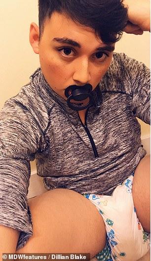 Ziua predă biologie elevilor de liceu, seara își pune scutece și se poartă ca un bebeluș. Spune că doar așa poate uita de abuzul suferit în copilărie