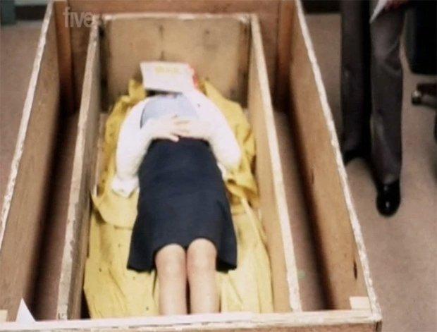 Răpită din fața casei, ținută ca „sclav sexual” și încuiată într-un sicriu, 23 de ore pe zi. Tânăra care a supraviețuit șapte ani în Iad