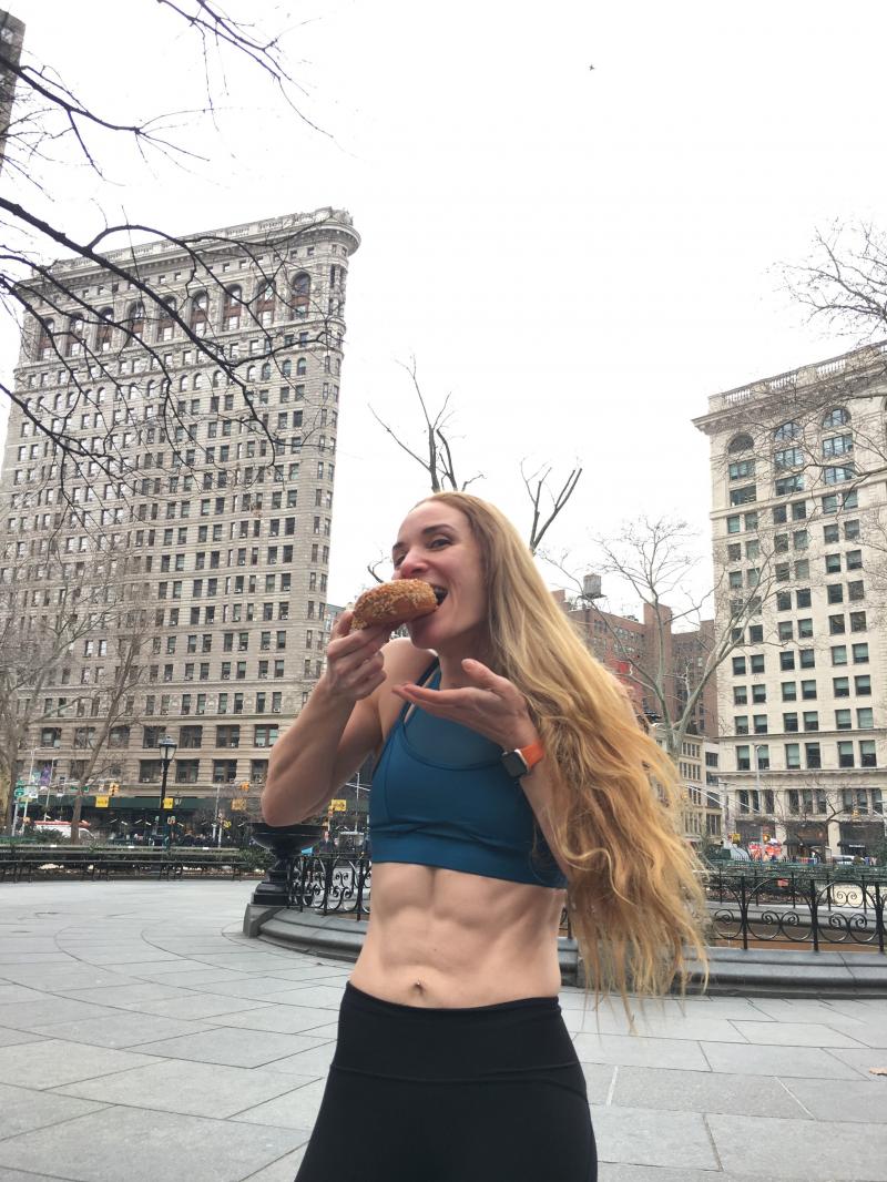 Are un trup perfect, dar este campioană la mâncat: „Preparatele de tip fast-food mă ajută să fac performanță în sport”