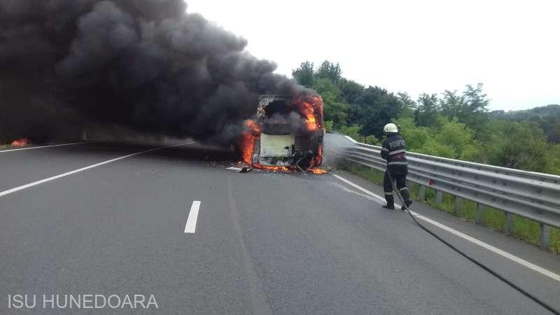 Imaginile par apocaliptice! Un autobuz a luat foc în mers, pe drumul Deva - Brad. Video