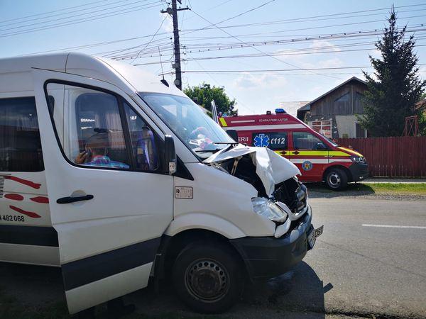 Microbuz cu 20 de persoane implicat într-un accident în Prahova. Patru persoane au fost transportate la spital