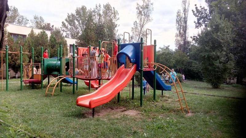 Copii cu handicap psihic bătuți cu bestialitate: „Dă-le, să zacă, să te știe de frica. Da-le la baie, pe furis!”. Se uitau cu ochii mari și plini de lacrimi căutând îndurare la cele îi care loveau fără milă