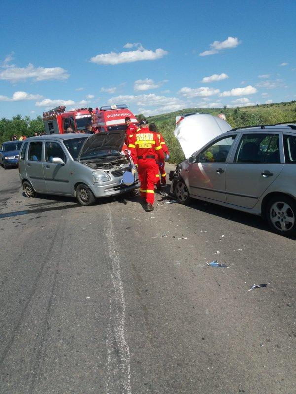 Accident în Sibiu: Cinci oameni răniţi, între care doi copii, după ce o maşină a intrat pe contrasens