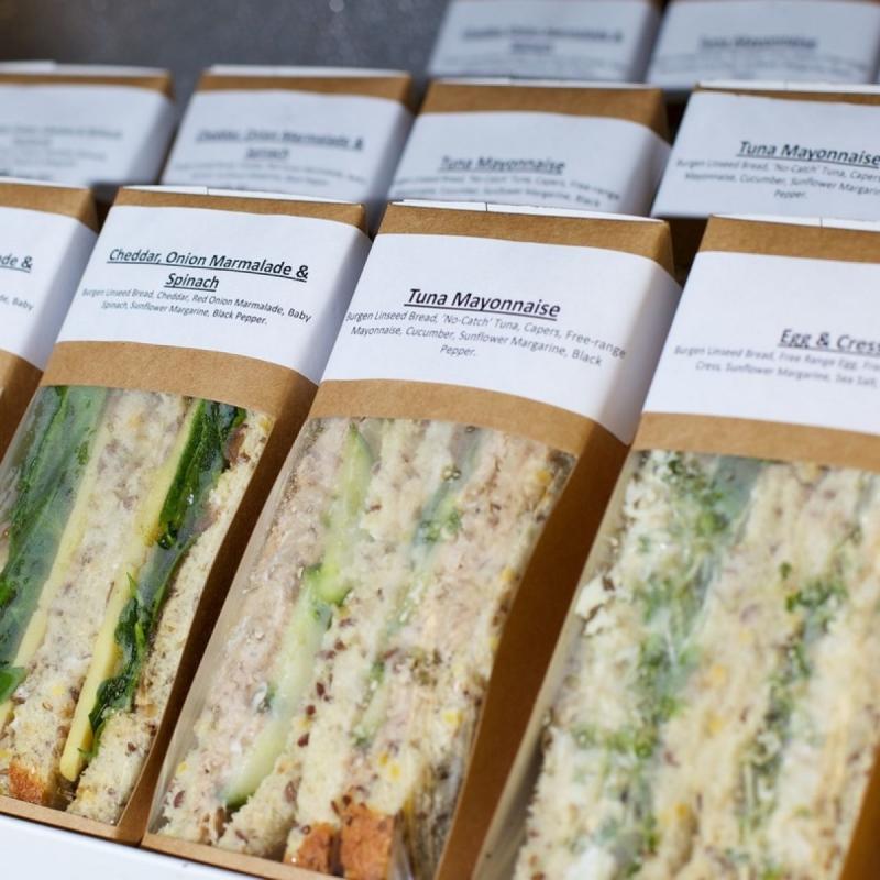 Șase oameni au murit după ce au mâncat sandvișuri dintr-un celebru lanț de magazine! Ce s-a întâmplat