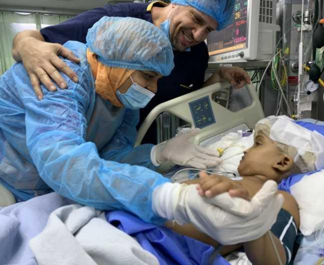 Două surori au venit pe lume unite în zona frunții, iar acum au fost separate, în urm unei operații de peste 30 de ore! Una dintre fetițe a deschis ochii