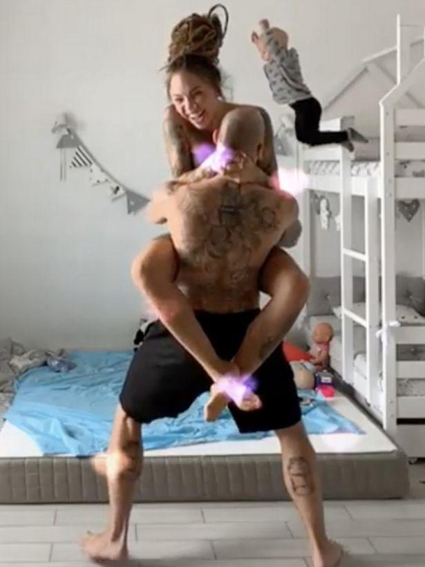 O mămică a stârnit indignare după ce a postat un videoclip în care fiul ei s-a aruncat în cap de pe un pat supraetajat