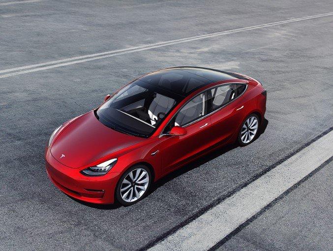 VIDEO - O vloggeriță și-a implantat cheia de la mașină în braț. Acum este sigură că nu își va mai pierde niciodată cheile de la mașină