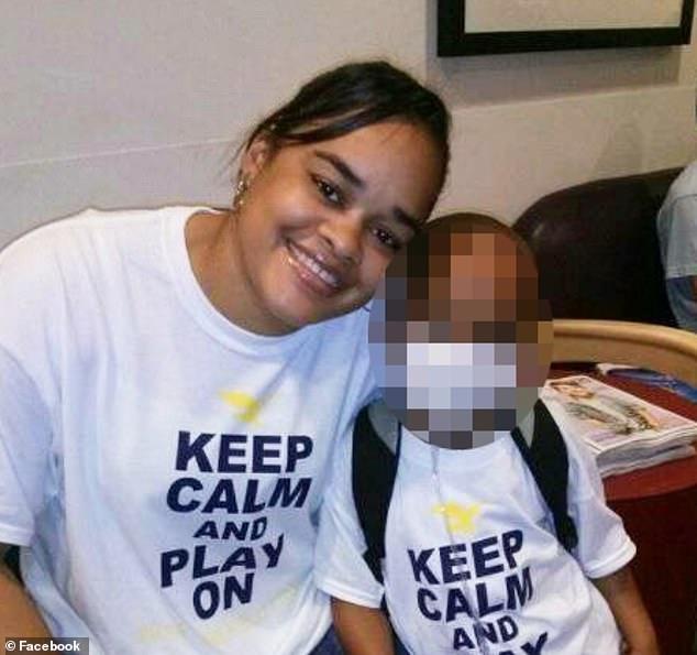 Are opt ani, a suferit 13 operații și era pe cale să treacă printr-un transplant de plâmâni, fără să fie bolnav! Cum a reușit o mamă să-i păcălească pe medici