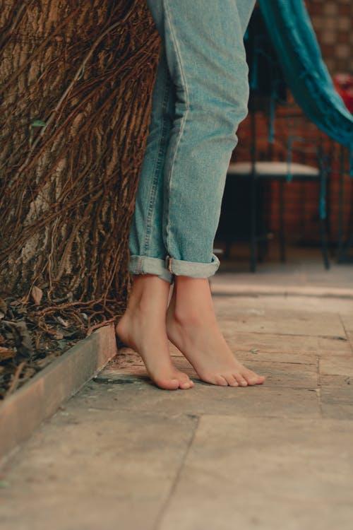 A merge desculț este cel mai bun tratament! Nu vei mai folosi pastile!