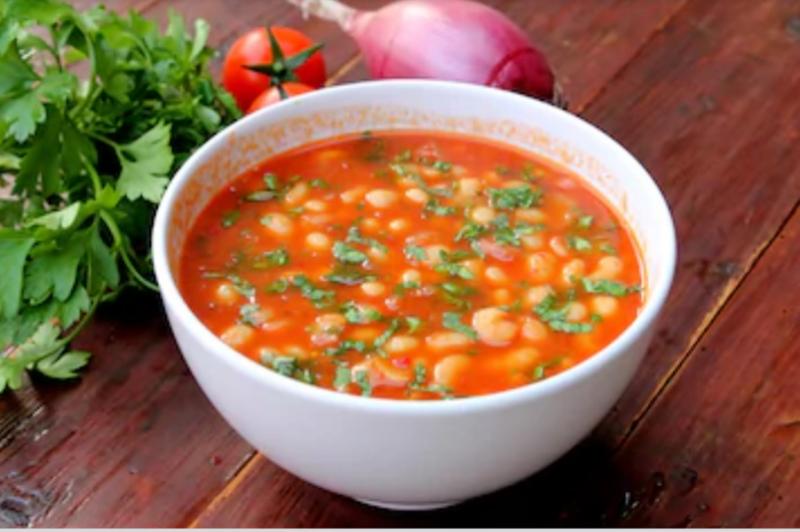 Cum preparăm cea mai gustoasă ciorbă de fasole nouă cu multe legume!