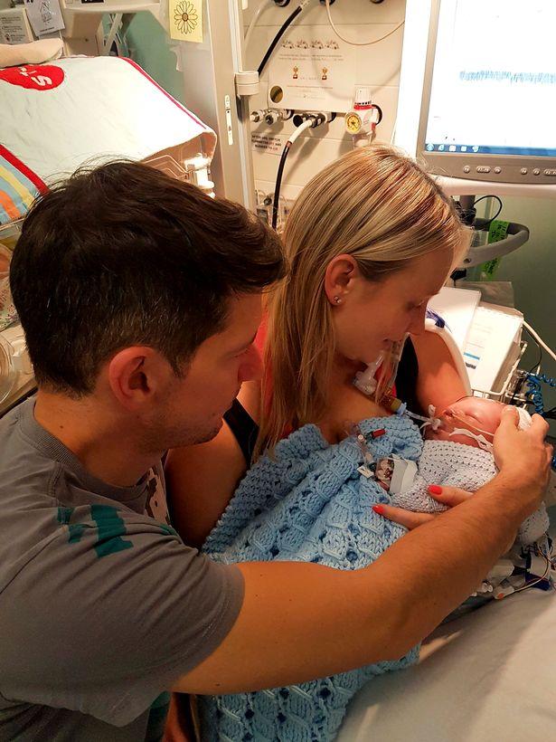 „Când s-a născut, mi-au spus că este mort”. Șapte minute mai târziu, inima lui a început să bată. Acum, bebelușul care a învins moartea are nevoie de ajutor