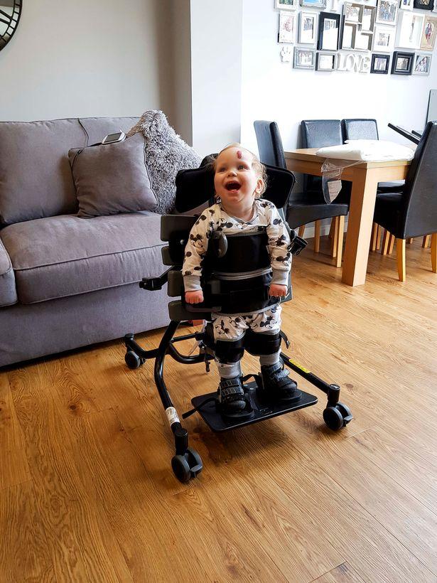 „Când s-a născut, mi-au spus că este mort”. Șapte minute mai târziu, inima lui a început să bată. Acum, bebelușul care a învins moartea are nevoie de ajutor