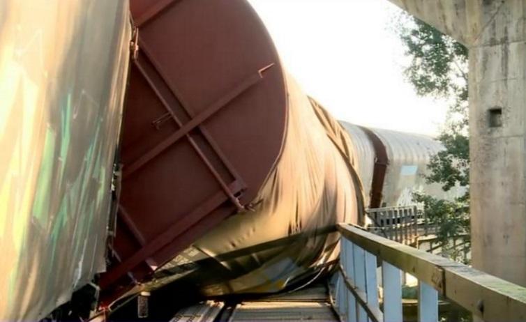 Un tren a deraiat în Suceava! Unul dintre vagoane s-a răsturnat! Traficul feroviar este blocat - Foto