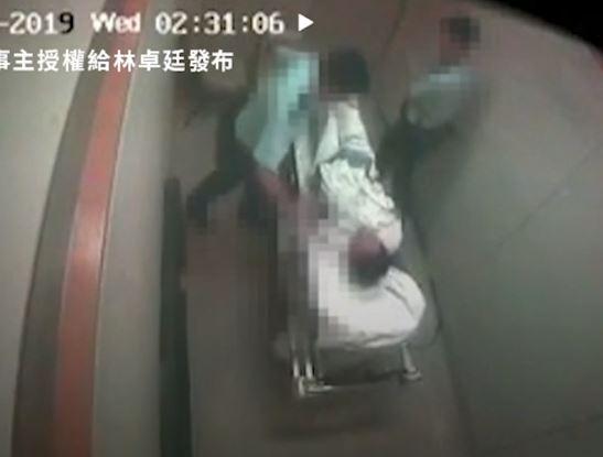 Doi polițiști au fost arestați după ce au bătut un bărbat imobilizat într-un pat de spital - VIDEO