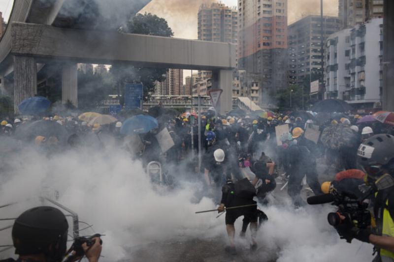 Doi polițiști au fost arestați după ce au bătut un bărbat imobilizat într-un pat de spital - VIDEO