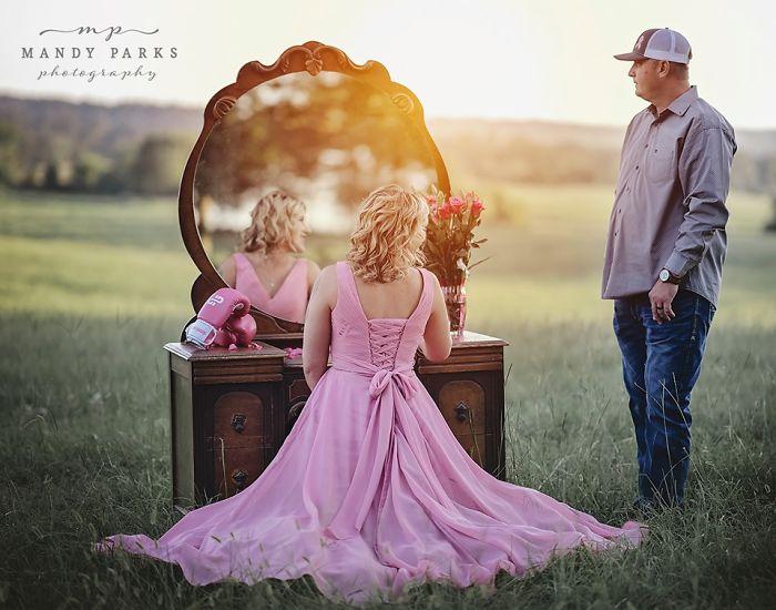 Diagnosticată cu cancer mamar, o femeie s-a lăsat rasă în cap de soțul ei, în cadrul unei ședințe foto: ”I-am surprins durerea, frumusețea și curajul!”