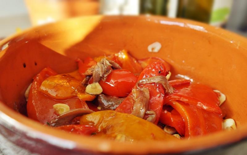 Trei rețete de salată de ardei copți ce te vor cuceri instant!