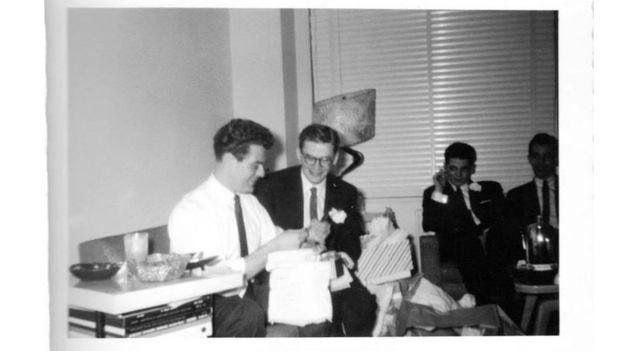 Misterul unei nunți din 1957. Doi bărbați s-au căsătorit cu 50 de ani înainte de a fi legalizate căsătoriile dintre persoanele de același sex FOTO