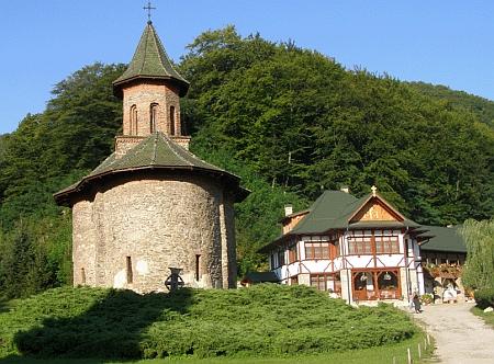 Ce trebuie să știi despre Mănăstirea Prislop: istorie, program, traseu, cazare