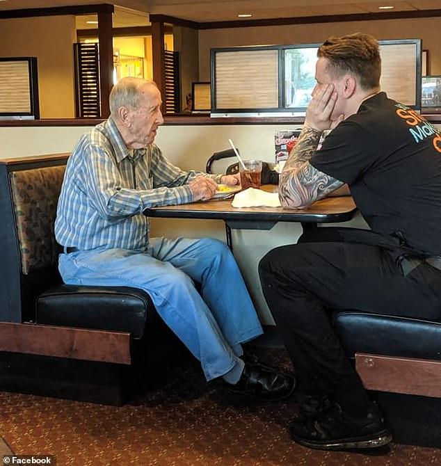 Imaginile care au emoționat o lume întreagă! Un ospătar, gest extraordinar pentru un veteran al celui de-Al Doilea Război Mondial, în vârstă de 91 de ani. „S-a așezat într-un genunchi” – Foto