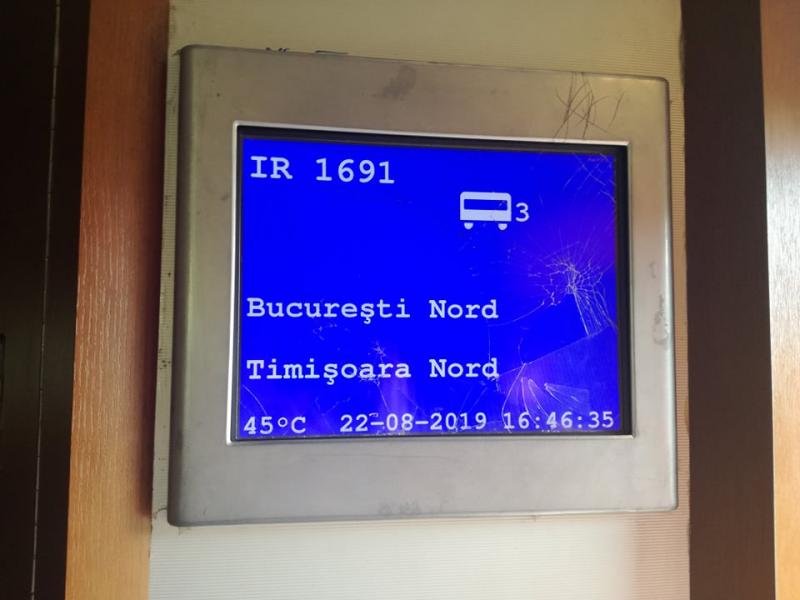 Zece ore în tren, 45°C fără aer condiționat ! "Noroc că s-a stricat locomotiva, mai luăm niște aer"