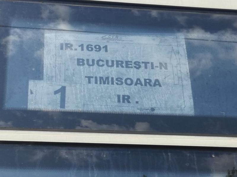Zece ore în tren, 45°C fără aer condiționat ! "Noroc că s-a stricat locomotiva, mai luăm niște aer"