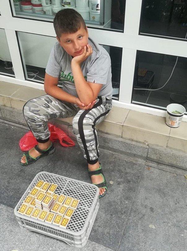 Avea șapte lei în cutie, o ținea sub o păturică, "să nu-i ia vântul..." Nu-și chinuie părinții, vrea doar să zâmbească.Trăiește cu speranța că va strange 400 lei