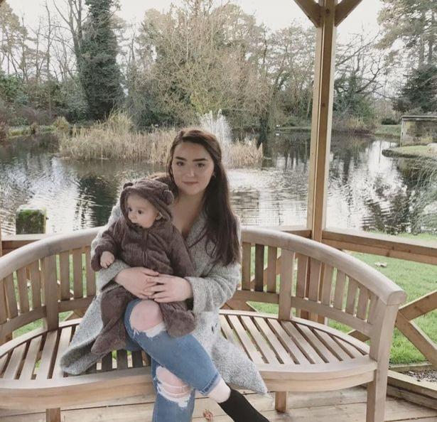 A fost forțată să își alăpteze bebelușul pe podeaua murdară a trenului! „Am fost șocată, dar a trebuit să îmi hrănesc copilul acolo” - Foto