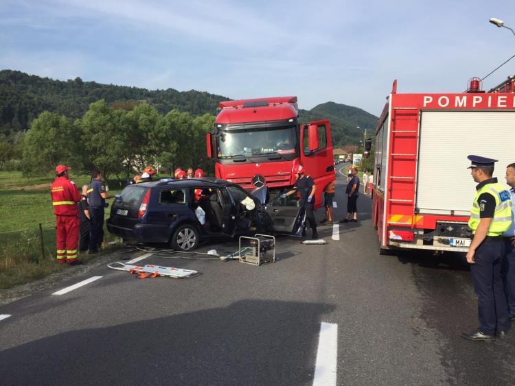 A intrat cu mașina sub TIR! Accident violent pe DN1: șoferul, prins sub bordul vehiculului (FOTO)