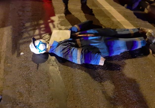 „Un spânzurat atârnă sub un pod! Are salopetă și cască de muncitor!”. Apel macabru la 112! După ce l-au coborât, pompierii au fost șocați de ceea ce au văzut! Foto