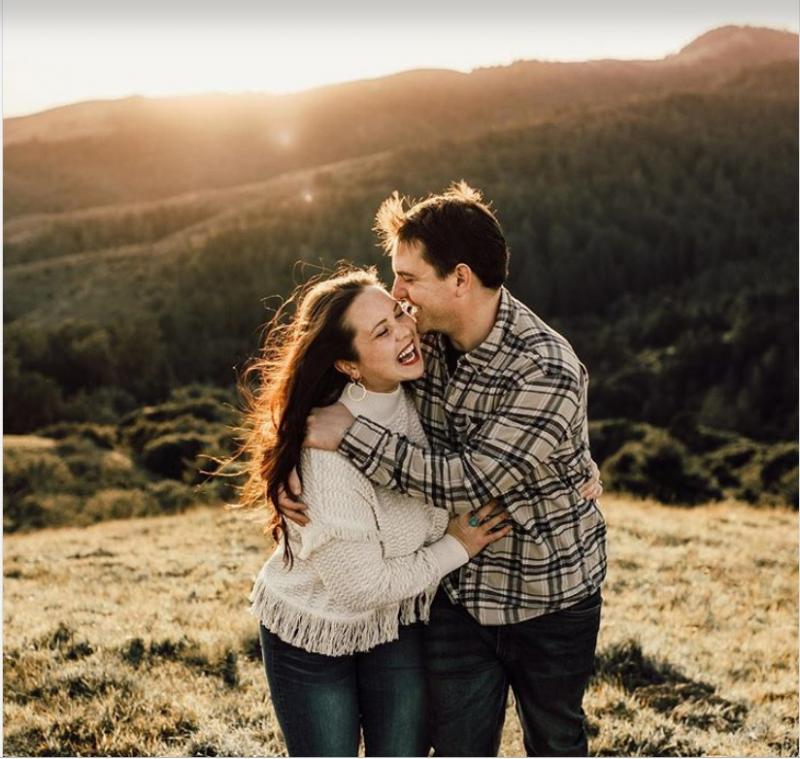 Studiu: Cuplurile care se cunosc pe Tinder sunt mult mai stabile! Iată de ce