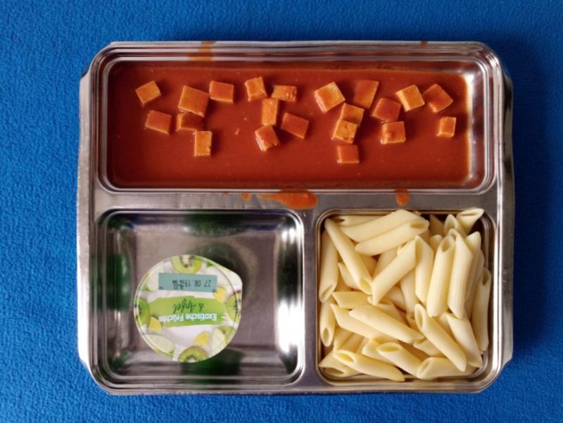 Porții ”tocmai bune pentru un copil”. Așa definesc deținuții hrana oferită în penitenciare. Poze șocante cu mâncare oferită în pușcării circulă pe tot internetul - FOTO