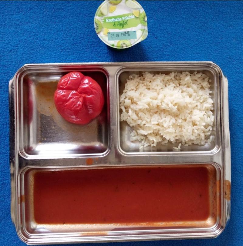 Porții ”tocmai bune pentru un copil”. Așa definesc deținuții hrana oferită în penitenciare. Poze șocante cu mâncare oferită în pușcării circulă pe tot internetul - FOTO