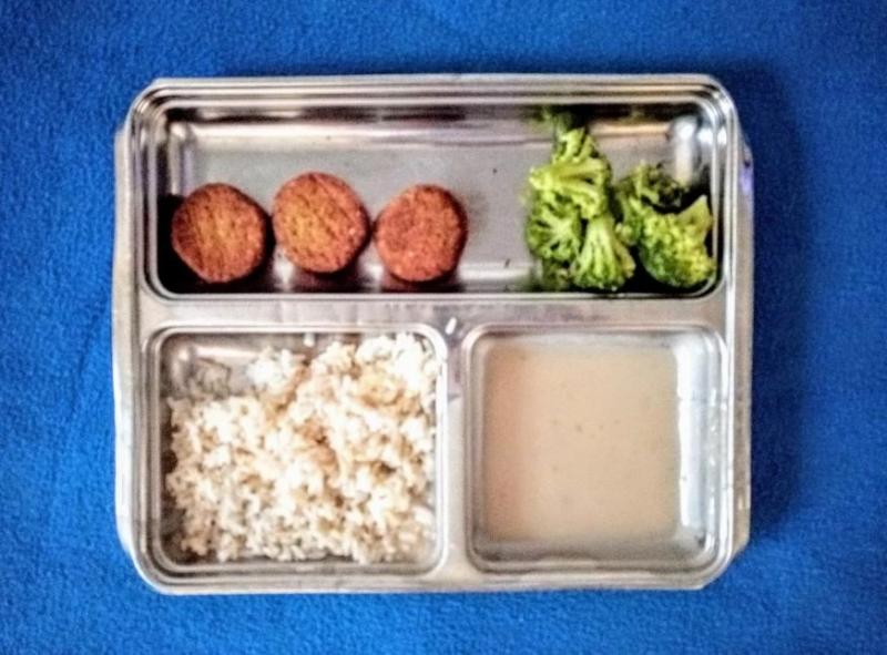 Porții ”tocmai bune pentru un copil”. Așa definesc deținuții hrana oferită în penitenciare. Poze șocante cu mâncare oferită în pușcării circulă pe tot internetul - FOTO