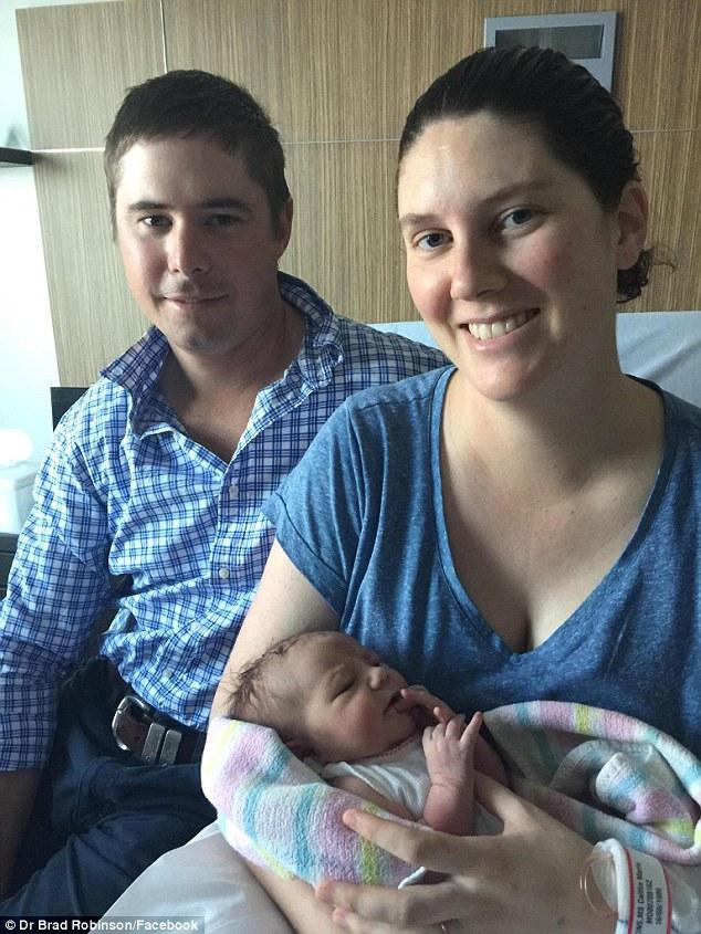 Se întâmplă o dată la 48 de milioane de nașteri! Fetița pare normală, dar ascunde un detaliu care o face unică!