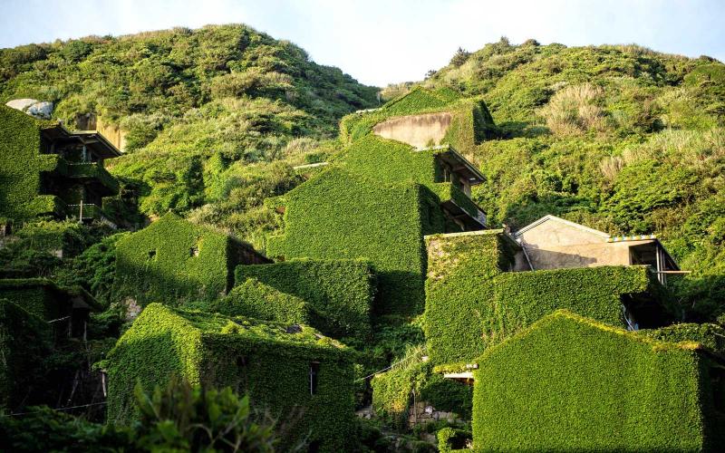Foto - Natura se răzbună! A înghițit un sat întreg și nimeni nu mai poate locui acolo!