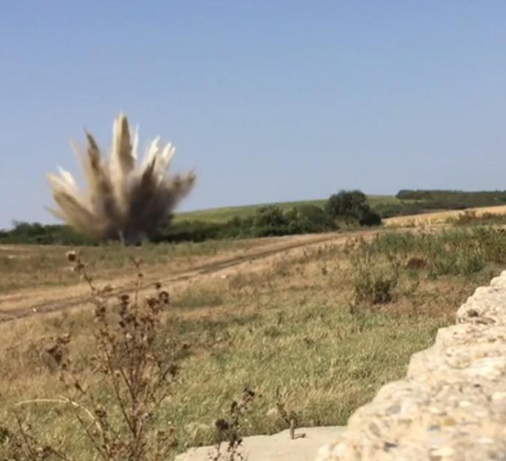 Arad: Bărbat filmat în timp ce cară o bombă de 50 de kilograme, pe bicicletă! Au urmat momente de panică (VIDEO)