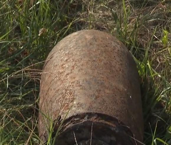 Arad: Bărbat filmat în timp ce cară o bombă de 50 de kilograme, pe bicicletă! Au urmat momente de panică (VIDEO)