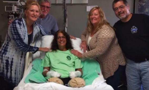 Drama unei femei care și-a iubit la nebunie câinele! Medicii i-au amputat mâinile și picioarele, după ce animalul a lins-o: ”Mi-a fost foarte greu!”