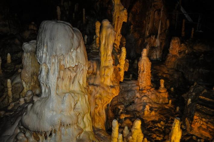 9 peșteri care merită să le vezi în România. Vacanță de explorare a stalactitelor