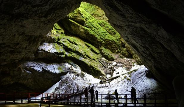 9 peșteri care merită să le vezi în România. Vacanță de explorare a stalactitelor
