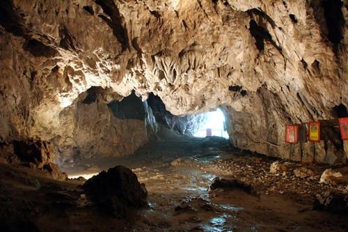 9 peșteri care merită să le vezi în România. Vacanță de explorare a stalactitelor