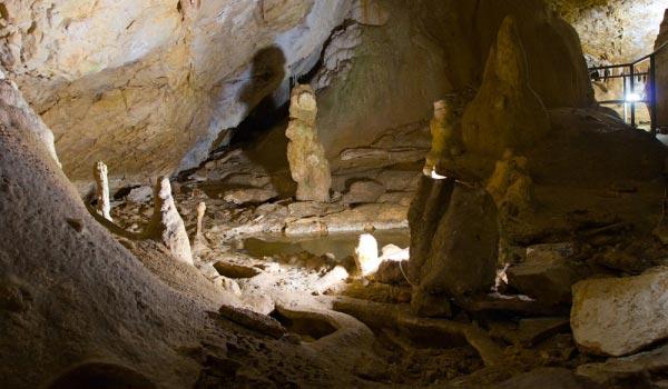 9 peșteri care merită să le vezi în România. Vacanță de explorare a stalactitelor