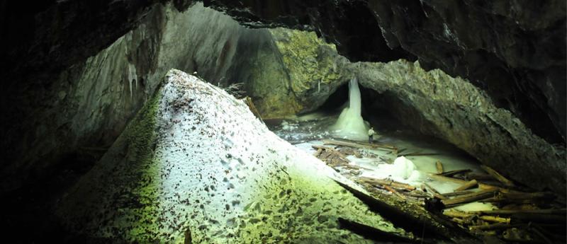 9 peșteri care merită să le vezi în România. Vacanță de explorare a stalactitelor